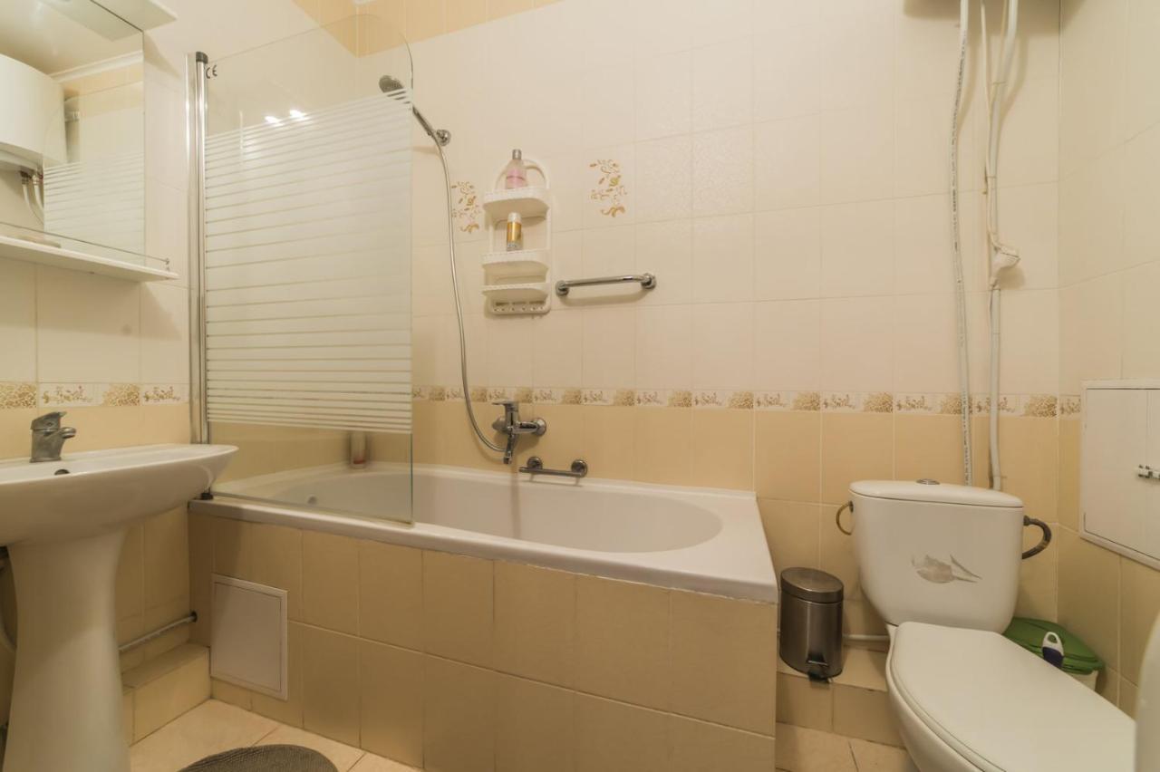 Appartement 1 Поверх Ж К Паркові Озера Метро Дарниця à Kiev Extérieur photo